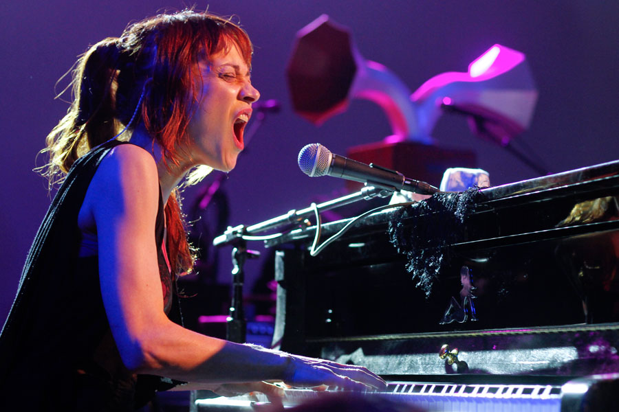 Fiona Apple debuts new songs at SXSW video