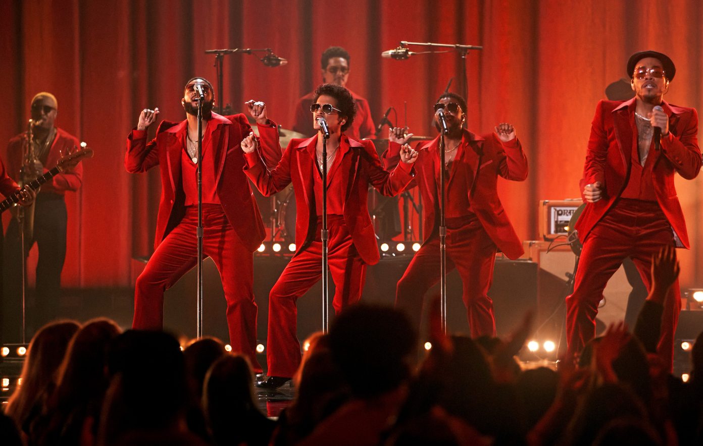 Watch Silk Sonic open the American Music Awards 2021