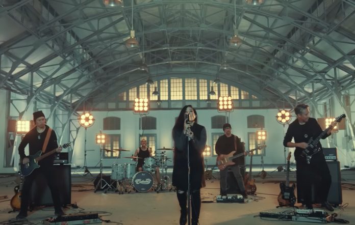 Cokelat in 'Bendera'