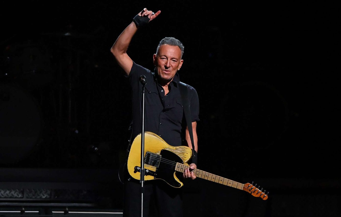 Watch Bruce Springsteen throw his guitar and hit guitar tech in the head