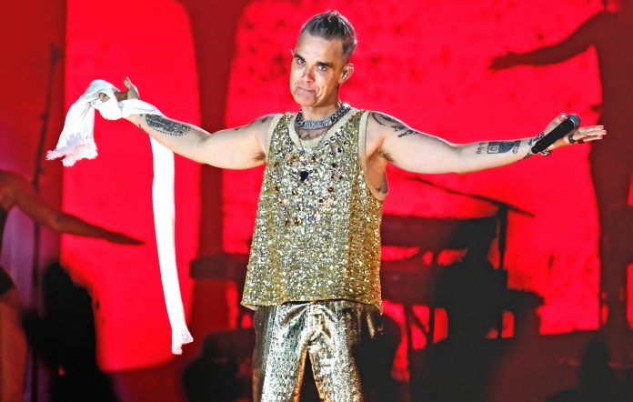 Robbie-Williams-FIFA-696x442.jpg